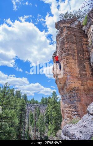 Homme escalade à 'The Pit' dans Sandy's Canyon, Flagstaff, Arizona, États-Unis Banque D'Images