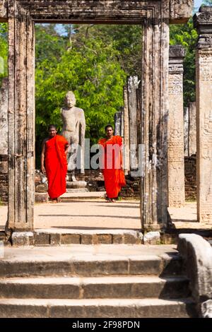 Sri Lanka, Poonnaruwa, temple de Hatage, moines, Banque D'Images