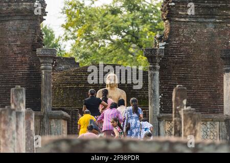 Sri Lanka, Poonnaruwa, temple de Hatage, statue, croyant, Banque D'Images