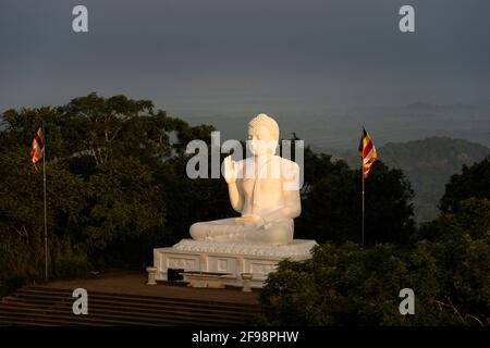 Sri Lanka, Mihintale, Mihintale Dagoba, statue de Bouddha, Banque D'Images