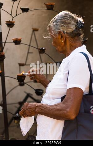 Sri Lanka, Kataragama, temple Kataragama, senior, bougies sacrificielles, Banque D'Images