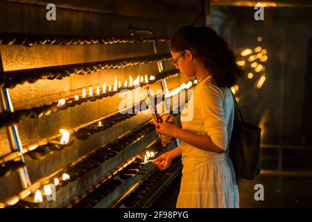 Sri Lanka, Kataragama, temple Kataragama, femme, jeune, bougies sacrificielles, Banque D'Images