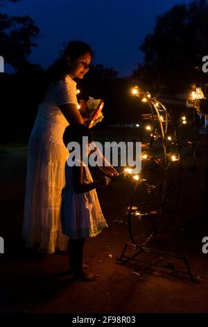 Sri Lanka, Kataragama, temple Kataragama, mère, fille, bougies sacrificielles, nuit, Banque D'Images