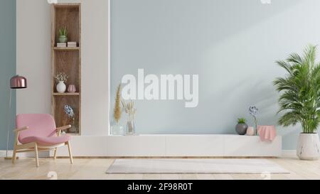 TV dans un salon moderne, intérieur d'un salon lumineux Chambre avec fauteuil sur fond de mur bleu vide.rendu 3D Banque D'Images