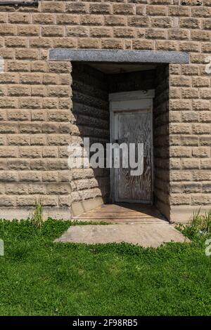 BRISTOL, TN-va, USA-7 AVRIL 2021 : une porte encastrée dans un ancien bâtiment en pierre. Banque D'Images