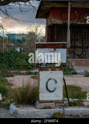 Plan vertical d'une ancienne station-service vandalisée et délabrée depuis les années 60 Banque D'Images