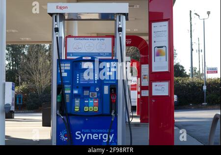 Columbia County, GA USA - 02 24 21: Pompe à gaz Exxon avec affichage numérique du prix Synergy Banque D'Images