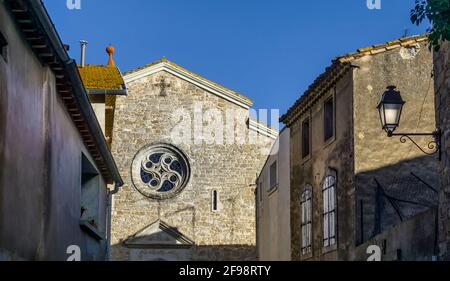 Rosier de l'église Saint Pierre aux Liens à Lespignan. Construit aux XIIIe et XIVe siècles dans le style gothique. Banque D'Images