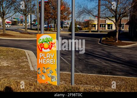 Columbia County, GA USA - 02 24 21: Georgia Lottery coloré pelouse signe Cash Pop Jouez ici Banque D'Images