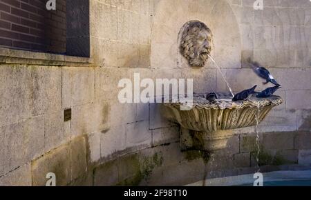 Fontaine sur la place de la Madeleine à Béziers. La plus ancienne ville de France. Banque D'Images