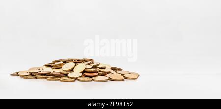 Pile de pièces en euros sur fond clair Banque D'Images