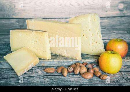 Sélection de fromages âgés, de produits italiens typiques, de produits laitiers, de fromages Banque D'Images