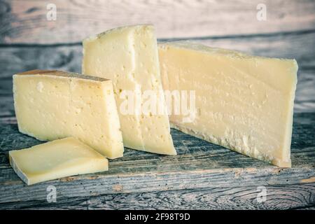 Sélection de fromages âgés, de produits italiens typiques, de produits laitiers, de fromages Banque D'Images