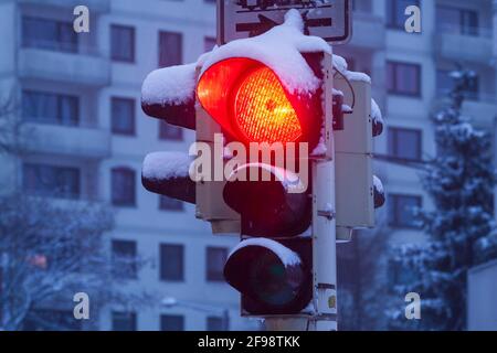 Les feux de signalisation enneigés sont passés en feux rouges, pour piétons au crépuscule, Brême, Allemagne, Europe Banque D'Images