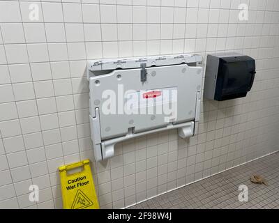 Augusta, GA USA - 02 24 21: Rubbermaid baby-vestiaire à l'intérieur d'une salle de bain pour hommes chez Best Buy Banque D'Images