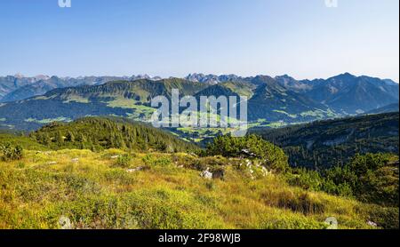 Paysage alpin de montagne dans la réserve naturelle de Hoher IFEN. Vue sur le Kleinwalsertal avec le Riezlern, le Fellhorn et le Kanzelwand. Allgäu Alpes, Bavière, Allemagne, Vorarlberg, Autriche Banque D'Images