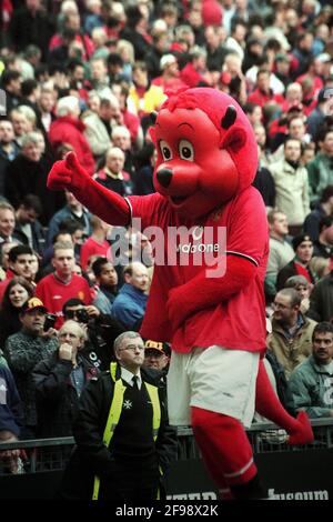 La mascotte de Manchester United Fred The Red divertit la foule en pause à mi-temps pendant le match de football FA Premiership 2000-01 entre Manchester United et Leeds United au stade Old Trafford, Manchester, le 21 octobre 2000. Banque D'Images