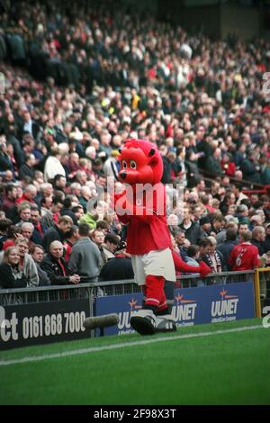 La mascotte de Manchester United Fred The Red divertit la foule en pause à mi-temps pendant le match de football FA Premiership 2000-01 entre Manchester United et Leeds United au stade Old Trafford, Manchester, le 21 octobre 2000. Banque D'Images