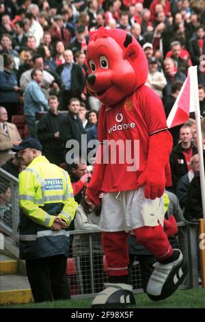 La mascotte de Manchester United Fred The Red divertit la foule en pause à mi-temps pendant le match de football FA Premiership 2000-01 entre Manchester United et Leeds United au stade Old Trafford, Manchester, le 21 octobre 2000. Banque D'Images