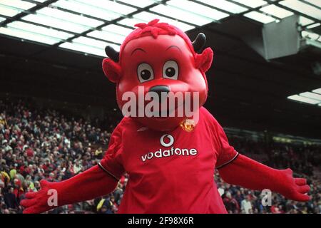 La mascotte de Manchester United Fred The Red divertit la foule en pause à mi-temps pendant le match de football FA Premiership 2000-01 entre Manchester United et Leeds United au stade Old Trafford, Manchester, le 21 octobre 2000. Banque D'Images