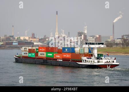 Krefeld, Rhénanie-du-Nord-Westphalie, Allemagne - un navire cargo navigue sur le Rhin et passe devant l'usine chimique de Chempark Krefeld Uerdingen au port du Rhin de Krefeld. Banque D'Images