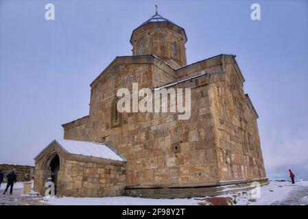 L'architecture de l'église de la Trinité de Gergeti est traditionnelle pour la Géorgie, bien qu'elle soit la seule église de la coupole dans la partie nord de la Géorgie Banque D'Images