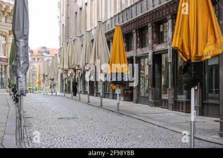 Leipzig, Allemagne. 15 avril 2021. Parasols pliés, pas de tables et de chaises: Le pub Mile 'Barfußgäßchen' est déserté pendant la fermeture de la gastronomie liée à la couronne. Credit: Jan Woitas/dpa-Zentralbild/ZB/dpa/Alay Live News Banque D'Images