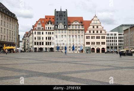 Leipzig, Allemagne. 15 avril 2021. De vieilles maisons de marchands sont au marché. Le centre-ville est déserté pendant la fermeture de la gastronomie liée à la couronne. Credit: Jan Woitas/dpa-Zentralbild/ZB/dpa/Alay Live News Banque D'Images