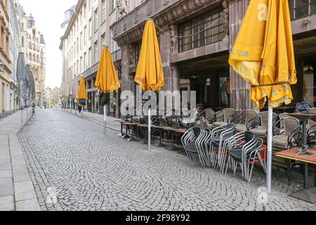 Leipzig, Allemagne. 15 avril 2021. Parasols pliés, pas de tables et de chaises: Le pub Mile 'Barfußgäßchen' est déserté pendant la fermeture de la gastronomie liée à la couronne. Credit: Jan Woitas/dpa-Zentralbild/ZB/dpa/Alay Live News Banque D'Images