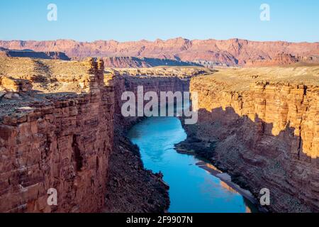 Le fleuve Colorado traverse le canyon - photographie de voyage Banque D'Images