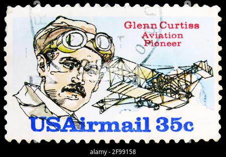 MOSCOU, RUSSIE - 4 NOVEMBRE 2019 : le timbre-poste imprimé aux États-Unis montre Glenn Curtiss (1878-1930), concepteur d'avions, série de pionniers de l'aviation, Banque D'Images