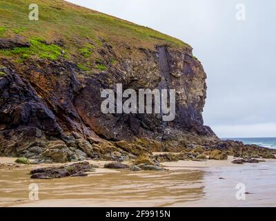 Les rochers et impressionnante côte à St Agnes à Cornwall Banque D'Images