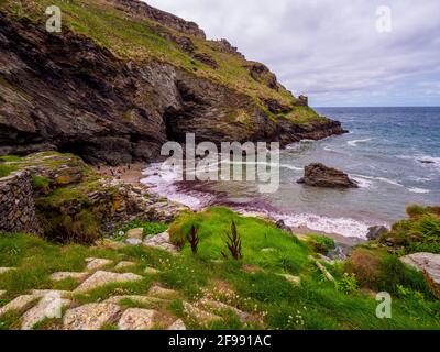 L'Anse de Tintagel en Cornouailles - un monument populaire au château de Tintagel Banque D'Images