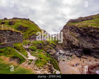 L'Anse de Tintagel en Cornouailles - un monument populaire au château de Tintagel Banque D'Images