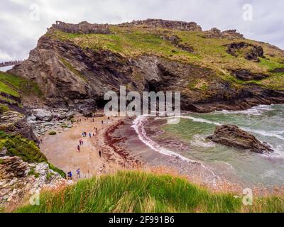 L'Anse de Tintagel en Cornouailles - un monument populaire au château de Tintagel Banque D'Images