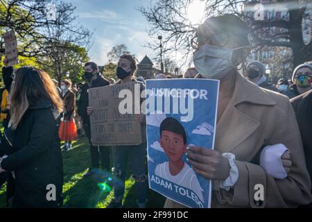 Chicago, Illinois, États-Unis. 16 avril 2021. Des manifestants se sont rassemblés sur la place Logan de Chicago pour marcher pour Adam Toledo, un homme de 13 ans tué par un policier de Chicago Credit: Chris Riha/ZUMA Wire/Alay Live News Banque D'Images