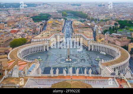 Incroyable vue aérienne sur le Vatican et la ville de Rome à partir de la Basilique St Pierre Banque D'Images