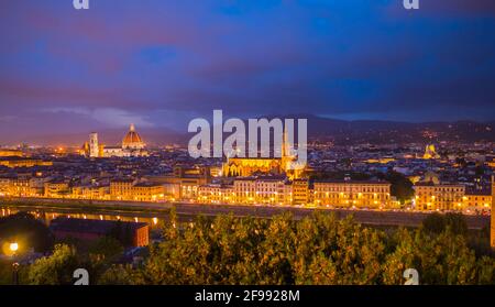 Vue panoramique sur la ville de Florence depuis la place Michel-Ange appelée Piazzale Michelangelo - Toscane, Italie Banque D'Images