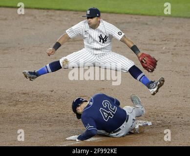 Bronx, États-Unis. 17 avril 2021. Deux courses ont été obtenues lorsque New York Yankees Rougned Odor a commis une erreur de lancement en essayant de faire un double match contre les Tampa Bay Rays au Yankee Stadium le vendredi 16 avril 2021 à New York City. Photo de John Angelillo/UPI crédit: UPI/Alay Live News Banque D'Images