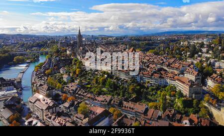 Vue aérienne sur la ville de Berne - la capitale Ville de Suisse - le quartier historique d'en haut Banque D'Images