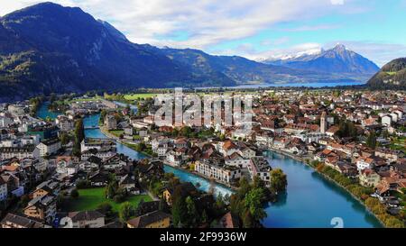 Vue aérienne sur la ville d'Interlaken en Suisse - des images de drone incroyables Banque D'Images