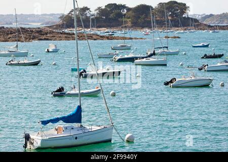 Bateaux dans le port de St Briac sur Mer Bretagne France. Banque D'Images