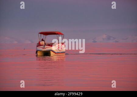 Le lac Sevan (Սևանա լիճ, Sevana lich) est le plus grand plan d'eau de l'Arménie et du Caucase. C'est l'un des plus grands f Banque D'Images