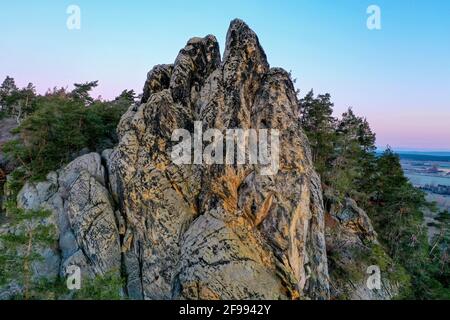 Allemagne, Saxe-Anhalt, Timmenrode, les premiers rayons du soleil du jour ont frappé les armoiries de Hambourg. La formation de grès appartient au Teufelsmauer dans les montagnes Harz. Banque D'Images