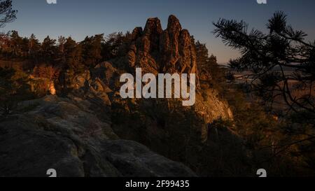 Allemagne, Saxe-Anhalt, Timmenrode, les premiers rayons du soleil du jour ont frappé les armoiries de Hambourg. La formation de grès appartient au Teufelsmauer dans les montagnes Harz. Banque D'Images