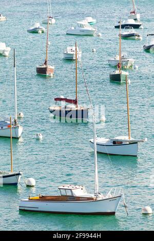 Bateaux dans le port de St Briac sur Mer Bretagne France. Banque D'Images