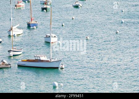 Bateaux dans le port de St Briac sur Mer Bretagne France. Banque D'Images