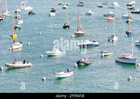 Bateaux dans le port de St Briac sur Mer Bretagne France. Banque D'Images