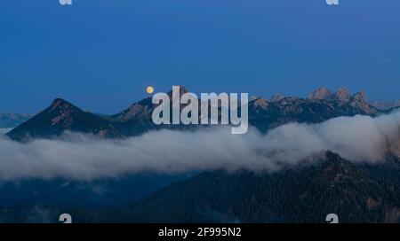 La lune s'élève au-dessus d'Aggenstein dans les Alpes d'Allgäu. Bayern Allemagne Banque D'Images