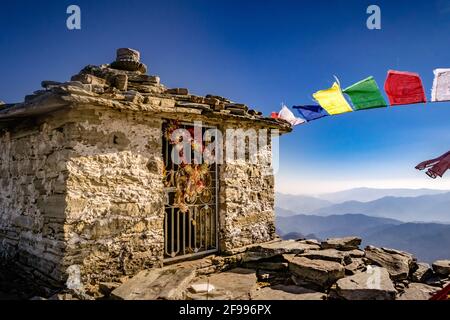 Temple de Ganga avec fond ciel bleu clair au sommet de Chandrashila près du temple de Tungnath à Chopta, Uttarakhand Inde Banque D'Images